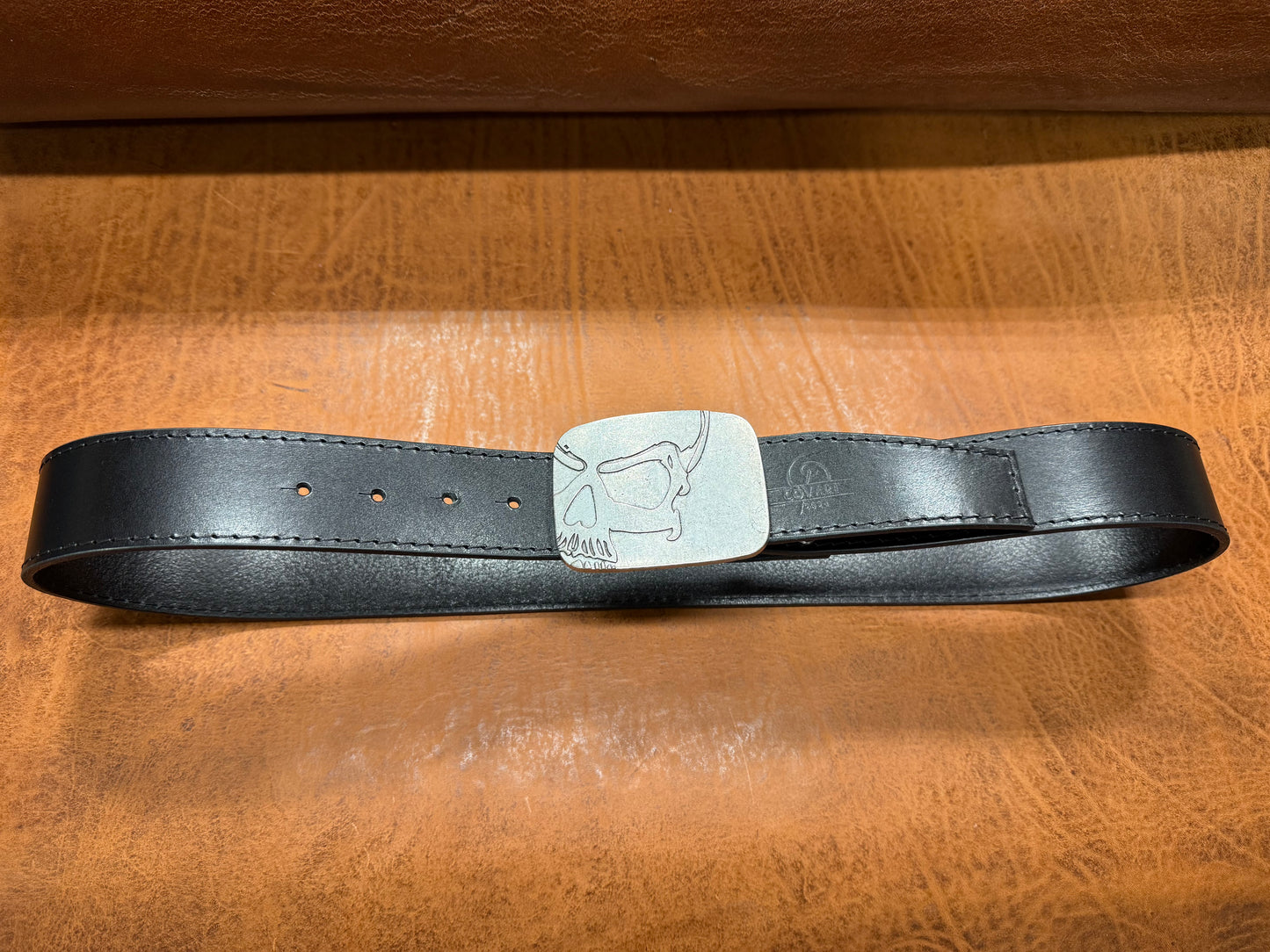 Ručno izrađeni kožni remen Black Forge 43 – Skull Force Edition