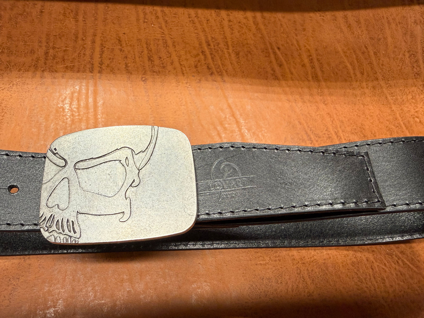 Ručno izrađeni kožni remen Black Forge 43 – Skull Force Edition