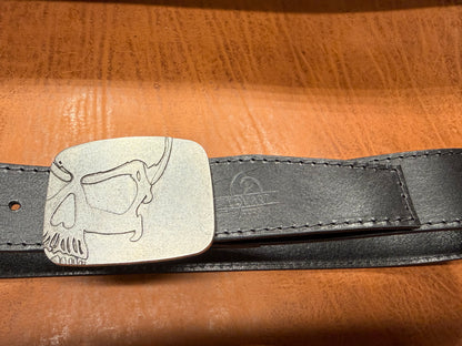 Ručno izrađeni kožni remen Black Forge 43 – Skull Force Edition